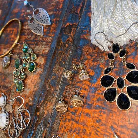 20 Pairs of Earrings, 2 Rings, 1 Bracelet, & 1 Velvet Choker Necklace. - Picture 6 of 13